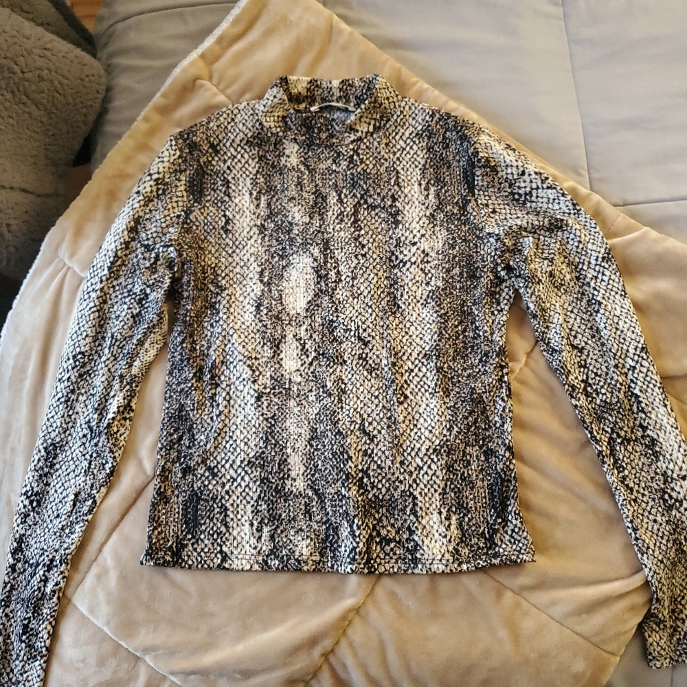 Mock neck snakeskin pattern top small